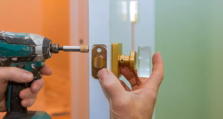 Broken Door Knob Fix in University Park, FL